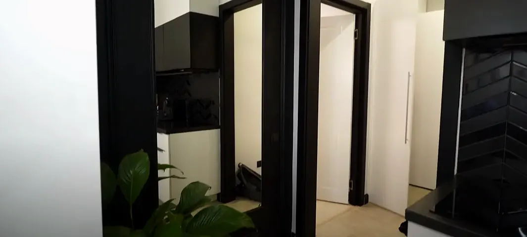 Чёрная дверь гардеробной — ЖК «Гольфстрим», 29 м²