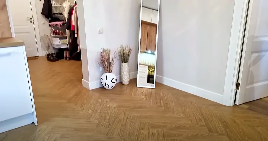 Прихожая с полом «ёлочкой» и зеркалом — ЖК «Монополист», 47 м²