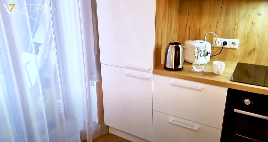 Кухня: белые фасады и деревянная столешница — ЖК «Монополист», 47 м²