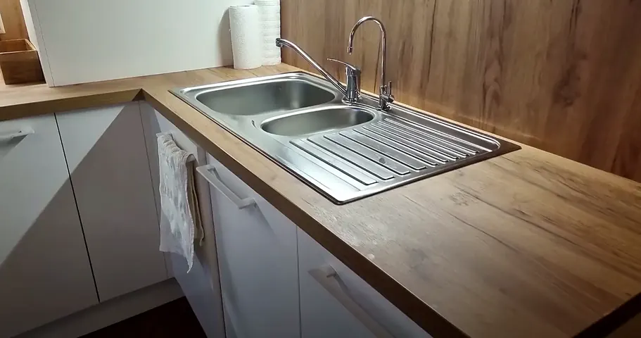 Мойка на деревянной столешнице — ЖК «Монополист», 47 м²