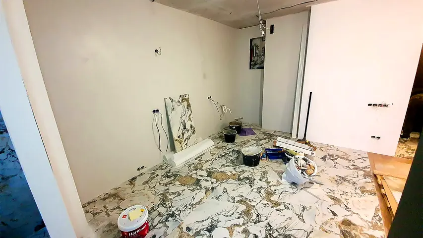 Ход работ: пол из керамогранита единым контуром — ЖК «Палацио», 87 м²